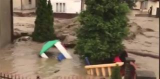 După câteva zile de vreme autentică de vară, inundaţiile au lovit din nou