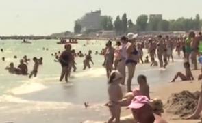 La malul mării, sutele de mii de turişti îşi continuă vacanţa