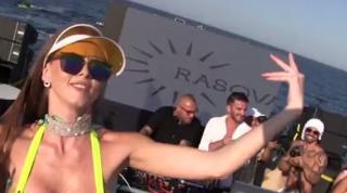 Petrecere în largul mării. Zeci de tineri au lăsat plaja pentru o petrecere pe iaht