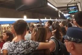 Bărbatul care a pulverizat cu spray lacrimogen în metrou, la Unirii, nu a fost încă găsit de polițiști