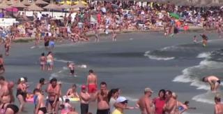 La Mangalia, cinci turişti au fost traşi în larg iar salvamarii au reuşit să-i scoată doar pe patru dintre ei