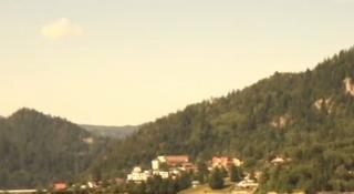 Colibița, un loc în care muntele pare că s-a întâlnit cu marea