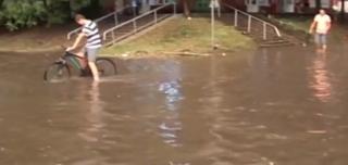 Vremea extremă face din nou probleme. În Timişoara, o vijelie a rupt copaci şi a smuls un acoperis, iar ploaia torenţială a inundat mai multe case