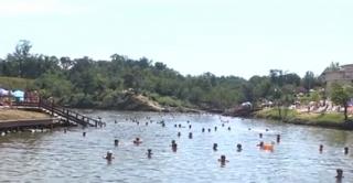 La Ocna Sibiului turiştii se pot bucura de vremea numai bună de plajă, dar şi de apele sărate ale lacurilor din zonă
