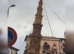 O nouă tragedie, evitată în Italia! Sute de oameni, la un pas să fie striviţi de un turn de 25 m prăbușit la o procesiune închinată Fecioarei Maria