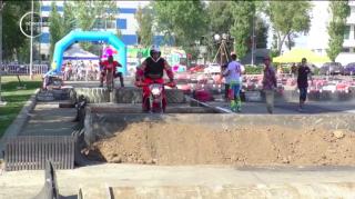 Adrenalină pe două roți la malul mării. Zeci de motocicliștii s-au întrecut pe două roţi, într-un concurs de enduro