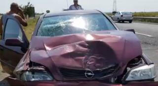 Femeie rănită la Buzău, în accidentul produs după ce un şofer a oprit pentru un selfie cu un avion