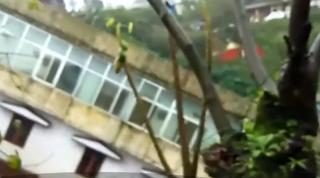 Bloc cu 40 de locatari, luat de ape în India. Oamenii au scăpat ca prin minune