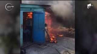 Incendiu violent lângă o vulcanizare. Există suspiciunea că deşeurile de cauciuc au fost aprinse intenționat