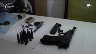 Un bărbat din Strehaia a descoperit un adevărat arsenal, în timp ce-şi renova acoperişul casei