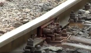 Pericol în Gara de Nord din Capitală. Şuruburile care ţin calea ferată se desprind la o simplă atingere