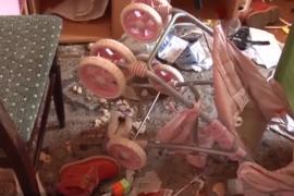 Detalii teribile în cazul fetiţelor din Galaţi, abandonate de mamă. Şi bunicul paralizat al micuţelor se afla în casa îngropată în mizerie