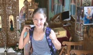 Un preot din Iaşi ajută 3000 de copii să meargă în acest an la şcoală