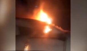 Imagini dramatice: Motorul unui avion rusesc, cu 200 de oameni la bord, a luat foc în aer