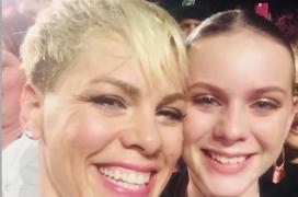 Moment emoţionant la un concert al lui Pink, în Australia. Cântăreaţa a coborât de pe scenă pentru a îmbrăţişa o tânără spectatoare