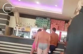 Codul vestimentar stârneşte controverse pe litoralul românesc. Mulţi turişti iau masa în restaurante... aproape dezbrăcaţi