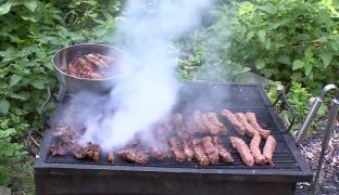 O singură porţie de mici poate conţine de două ori mai multă sare decât cantitatea zilnică recomandată, avertizează medicii