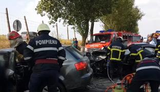 Accident teribil în Tulcea. Un tânăr a murit şi alţi doi au fost grav răniţi, după ce maşinile în care se aflau s-au ciocnit violent