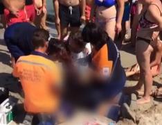 Fetiţa care a murit înecată la Mangalia, a fost lăsată singură de unchiul ei, în valuri