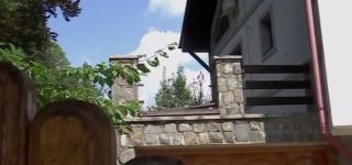 Doi bărbaţi au căzut de la etaj, într-o vilă din Sinaia, după ce balustrada unui balcon s-a rupt sub picioarele lor