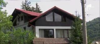 Doi bărbaţi au căzut de la etaj, după ce o balustradă s-a rupt la o petrecere de pomină, într-o vilă din Sinaia