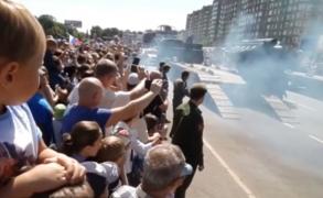 Rusia: Un tanc de epocă, pilotat de un soldat cam neatent, s-a răsturnat la o paradă din Kursk