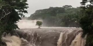 Stare de urgenţă în Hawaii. Ploile torenţiale au provocat inundaţii de proporţii şi alunecări de teren masive