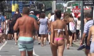 Codul vestimentar stârneşte controverse pe litoralul românesc. Turiştii uită de bunele maniere atunci când ies în oraş