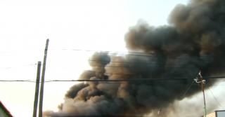 Incendiu puternic la o fabrică de mase plastice din Ialomiţa. Două depozite s-au prăbuşit