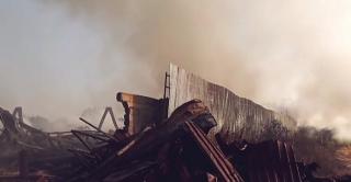 Sute de tone de plastic au ars cu flăcări uriaşe în Ialomiţa, iar norul toxic a ajuns deasupra Bucureştiului