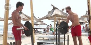 Sala de fitness s-a mutat pe plajă, în Mamaia. Printre şezlonguri, turiştii ridică greutăţi de zeci de kilograme