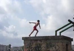 Salturile în mare de pe diguri, printre pietre sunt noua distracţie a tinerilor pe litoral. Un tânăr de 22 de ani a rămas paralizat