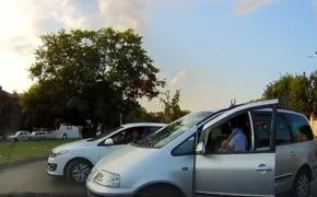 Scene şocante în Capitală! Un bărbat i-a tăiat calea unui altui şofer, apoi l-a amenințat cu o sabie!