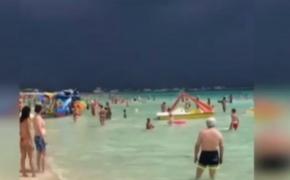 Vreme extremă în Europa. Turişti loviţi de fulger pe o plajă din Italia, maşini luate de puhoaie în Austria