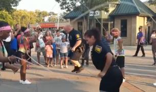 Şi poliţiştii sar coarda la fel de bine ca cei mici. Au demonstrat-o din plin doi agenţi din New York
