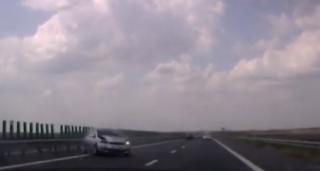 Imaginile accidentului bizar de pe Autostrada Soarelui. Şoferii au evitat impactul în ultima clipă