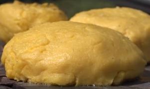 Mămăligă cu brânză de o tonă, vedeta festivalului de la Ghimeş din Harghita