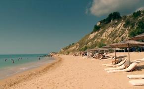 Litoralul bulgăresc: Plaje private şi terenuri de golf construite în stâncă pentru bogaţii lumii