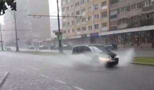 Străzile din Reşiţa, sub ape după un potop de jumătate de oră