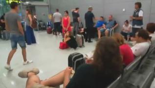 Un avion a întârziat decolarea pe aeroportul Otopeni, iar pasagerii au așteptat cu orele