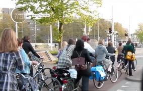 Tot mai mulţi români merg la serviciu pe biciclete. Unele, aduse chiar de la Amsterdam