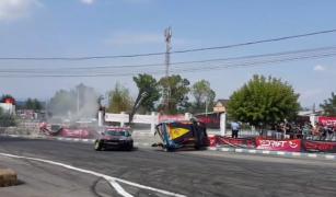 Incident spectaculos la Campionatul Național de Drift, din Rovinari! Un concurent s-a rostogolit cu mașina, după s-a izbit de un parapet
