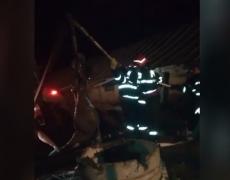 Misiune de salvare inedită pentru pompierii din Tulcea. Au scos un viţel dintr-o fântână adâncă de zece metri