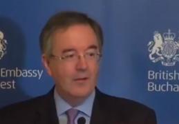 Noul ambasador britanic la Bucureşti, Andrew Noble, a adoptat un urs din rezervaţia Zărneşti