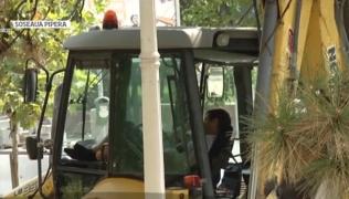 Bucureşti, un mare şantier. Lucrările bat pasul pe loc, iar muncitorii dorm la propriu în utilaje