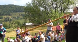 Copiii, fermecați de tradițiile ”moților”. Au învăţat să cioplească, să cânte din tulnic şi să ţeasă la război