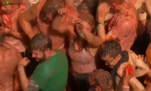A fost ziua celebrei bătălii cu roşii din Spania! Zeci de mii de oameni s-au bătut cu 45 de tone de tomate