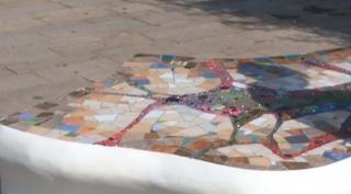 Autorităţile din Târgu Mureș au instalat o bancă mozaicată în Piaţa Teatrului. Localnicii sunt încântați