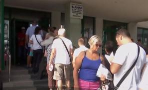 Cozi infernale pentru recuperarea taxei auto, în penultima zi de depunere a cererilor