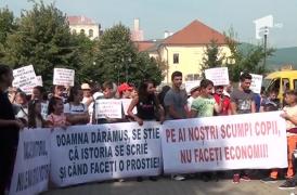 Peste o sută de părinți protestează în faţa Inspectoratului Şcolar Judeţean Alba